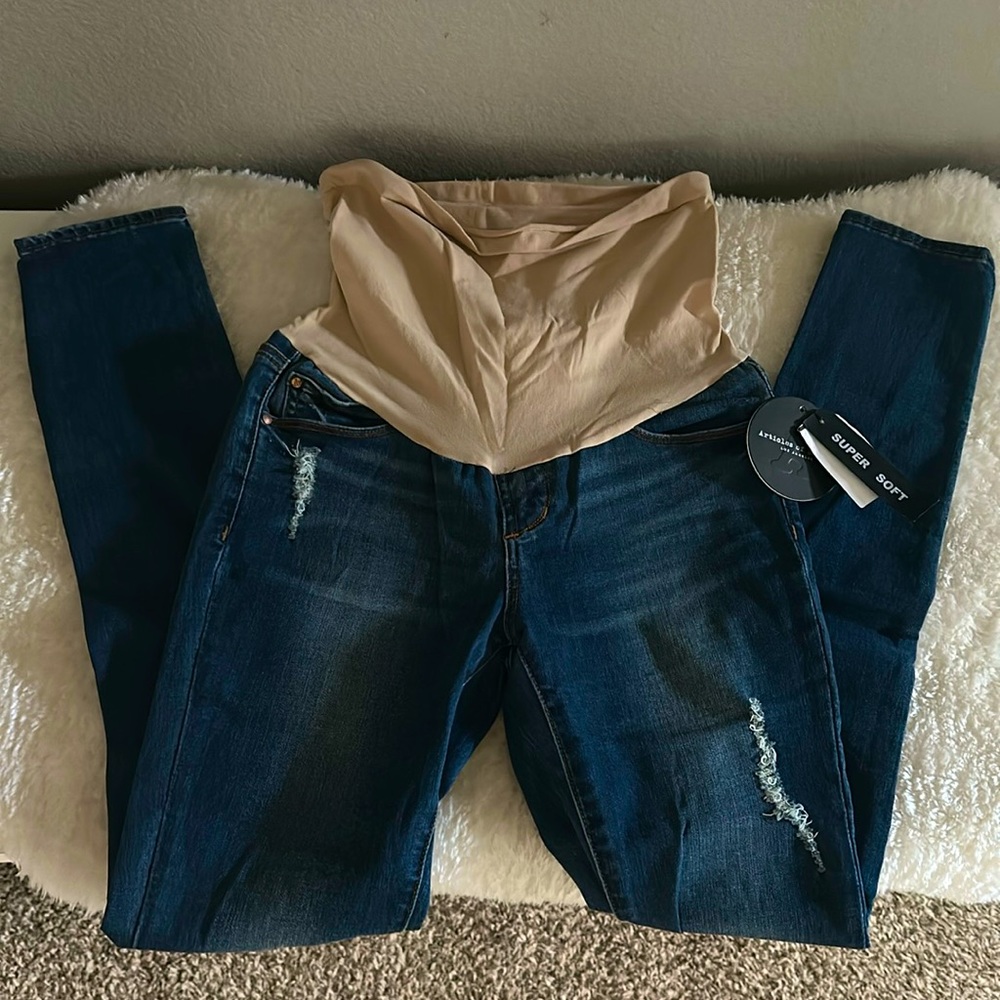 Pea in the Pod maternity Jean by articles of society. Super soft and stretch.